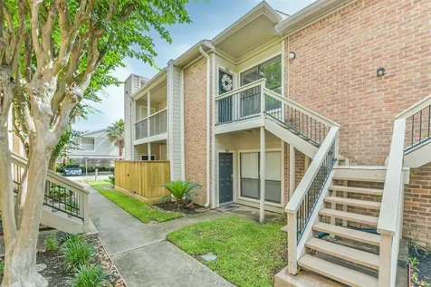 2001 Bering Drive 4d Houston TX 77057