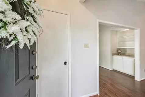 2001 Bering Drive 4d Houston TX 77057