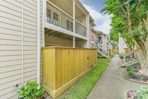2001 Bering Drive 4d Houston TX 77057