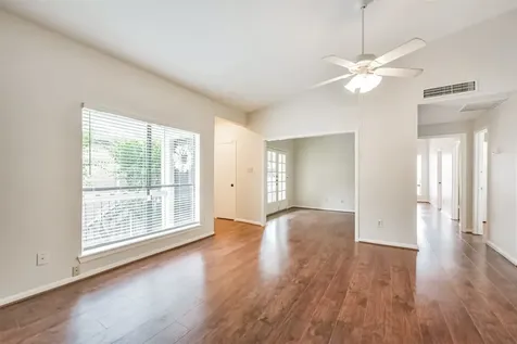 2001 Bering Drive 4d Houston TX 77057