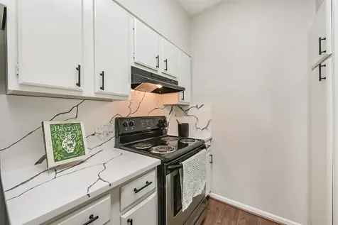 2001 Bering Drive 4d Houston TX 77057