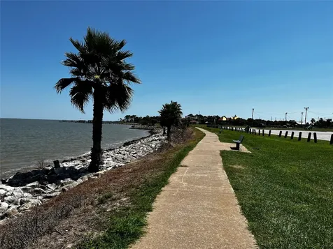 215 12th Street San Leon TX 77539