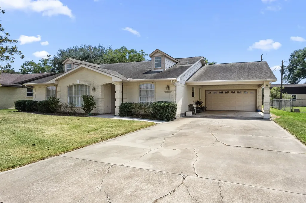 719 Clubside Drive East Bernard TX 77435