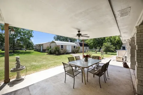 719 Clubside Drive East Bernard TX 77435