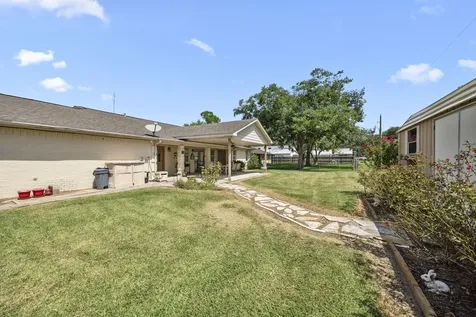 719 Clubside Drive East Bernard TX 77435