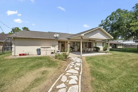 719 Clubside Drive East Bernard TX 77435