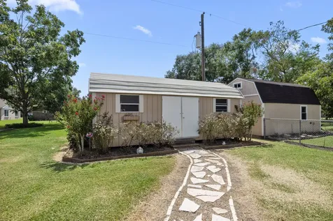 719 Clubside Drive East Bernard TX 77435