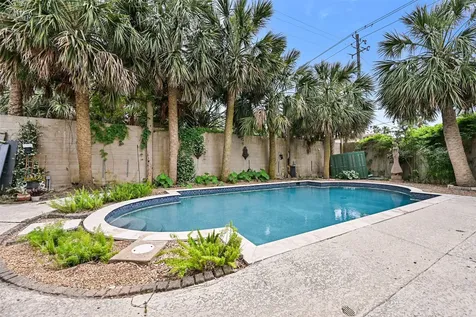 902 16th Street Galveston TX 77550