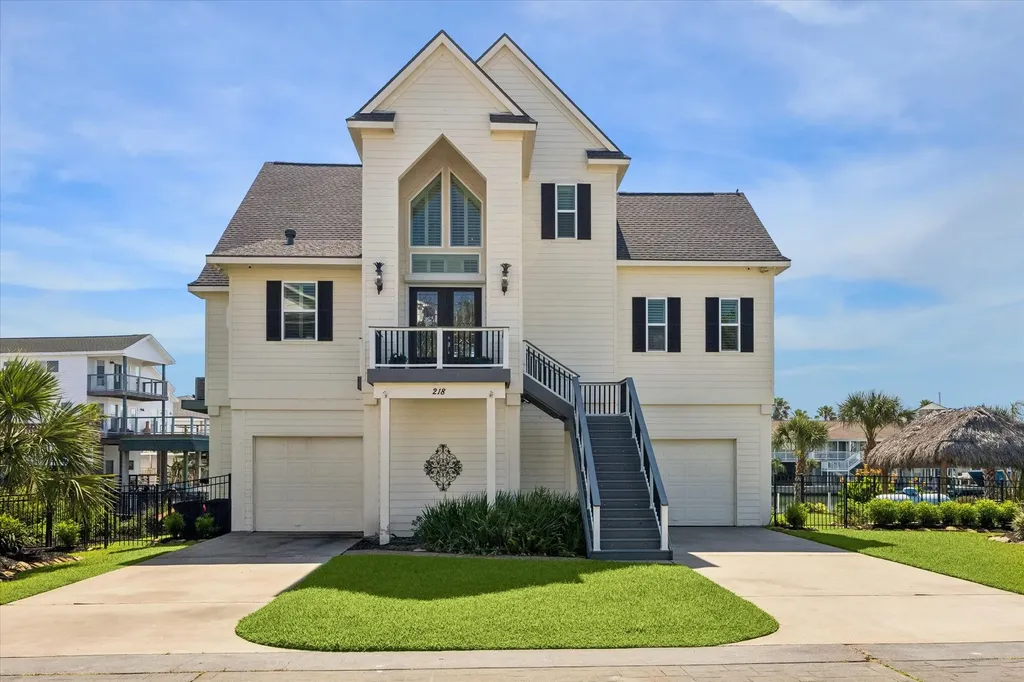 218 Catamaran Drive Tiki Island TX 77554