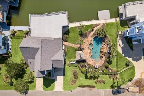 218 Catamaran Drive Tiki Island TX 77554