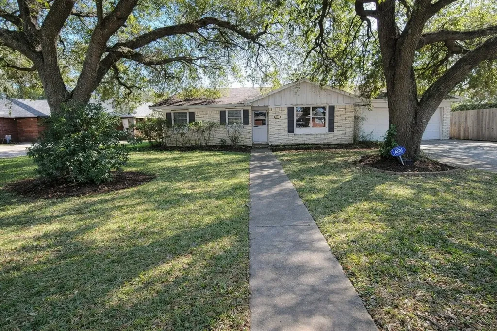 705 Inwood Drive Baytown TX 77521