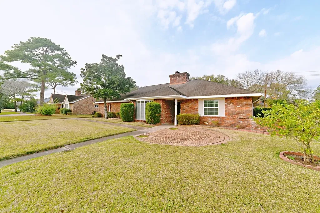 5822 W Bellfort Street Houston TX 77035