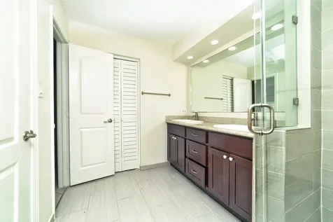 5822 W Bellfort Street Houston TX 77035