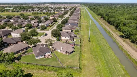 445 Decoster Boulevard Alvin TX 77511