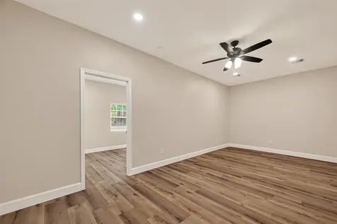 917 S Main Street Highlands TX 77562