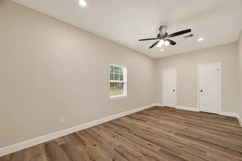 917 S Main Street Highlands TX 77562