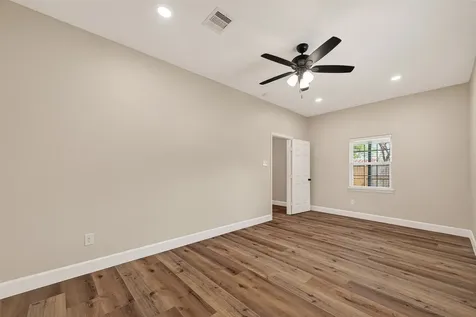 917 S Main Street Highlands TX 77562