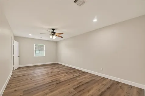 917 S Main Street Highlands TX 77562