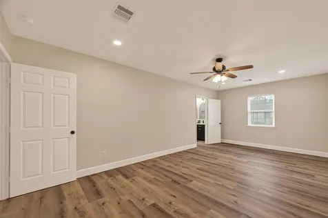 917 S Main Street Highlands TX 77562