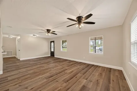 917 S Main Street Highlands TX 77562