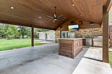 1019 Pineglen Drive Sour Lake TX 77659
