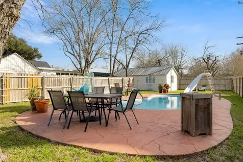 415 N Mechanic Street Weimar TX 78962