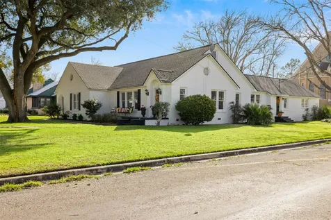 415 N Mechanic Street Weimar TX 78962