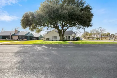 415 N Mechanic Street Weimar TX 78962