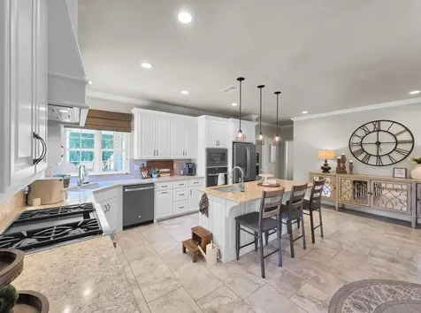 215 W Pineshadows Drive Sour Lake TX 77659