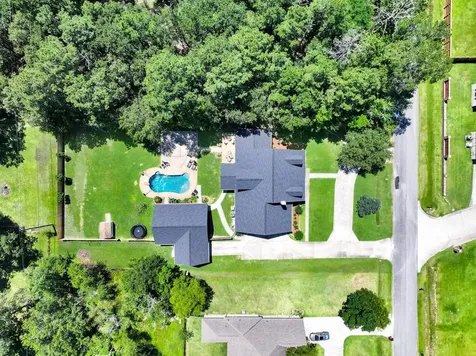 215 W Pineshadows Drive Sour Lake TX 77659