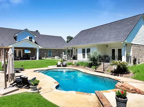 215 W Pineshadows Drive Sour Lake TX 77659