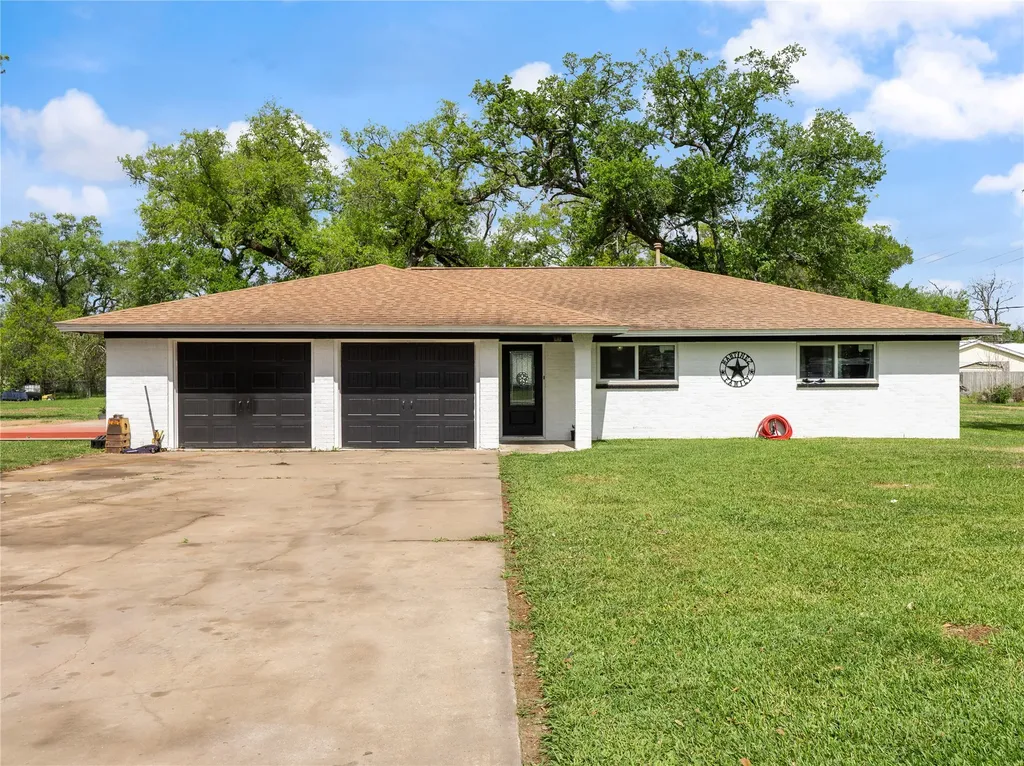 496 James Street Clute TX 77531