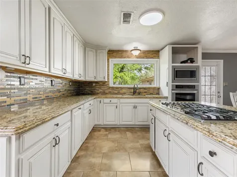 496 James Street Clute TX 77531