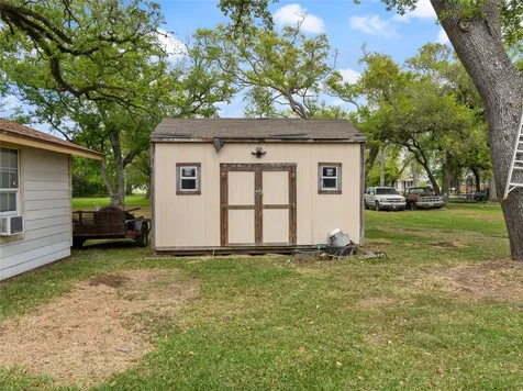 496 James Street Clute TX 77531
