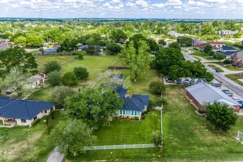 1524 Highway 159 W Bellville TX 77418