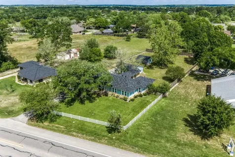 1524 Highway 159 W Bellville TX 77418