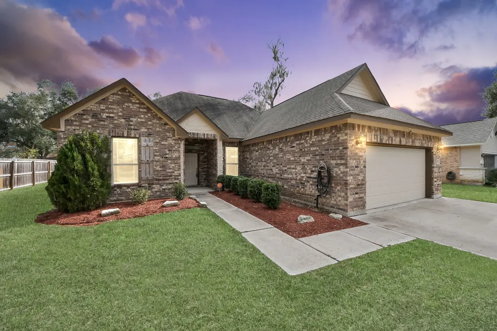 241 Woodhaven Drive West Columbia TX 77486