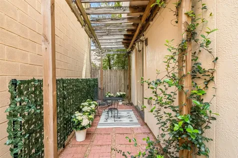 5634 Kiam Street C Houston TX 77007