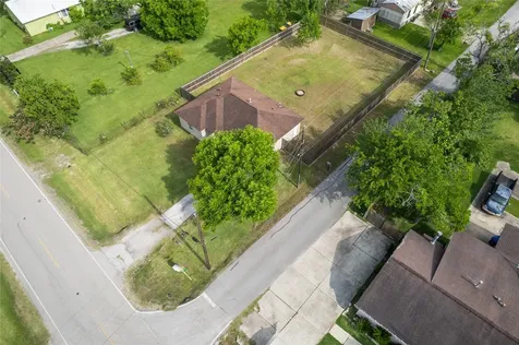 511 Jones Road Highlands TX 77562