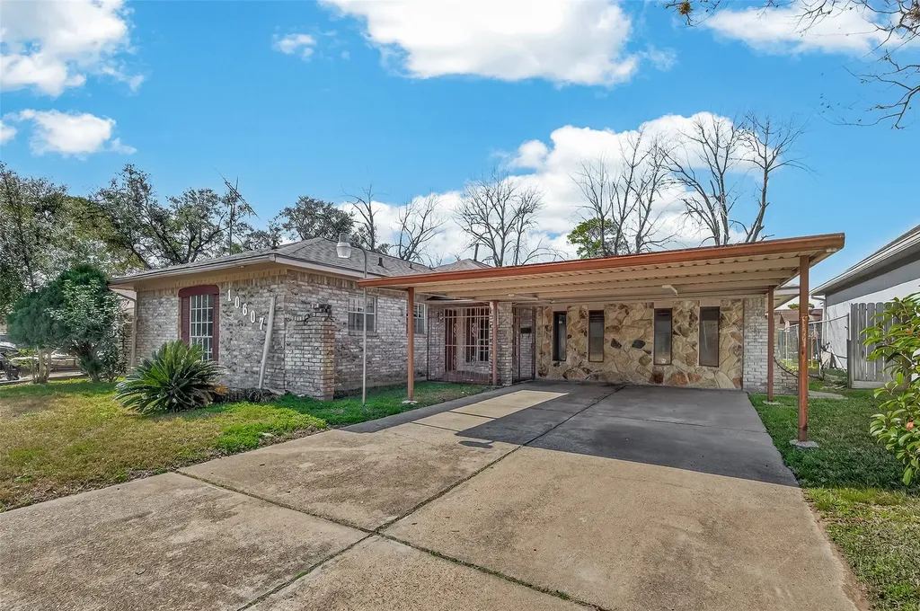 10607 Bainbridge Street Houston TX 77016