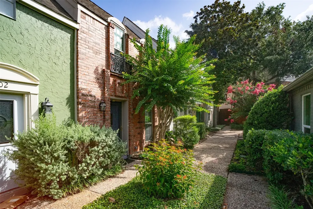 11525 Burdine Street 403 Houston TX 77035