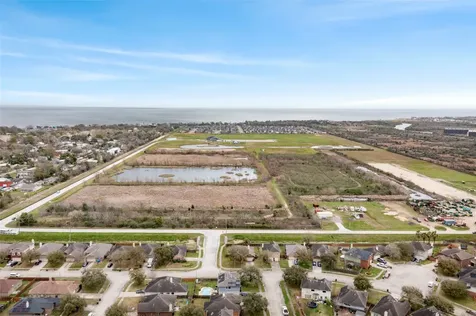 4835 10th Street Bacliff TX 77518
