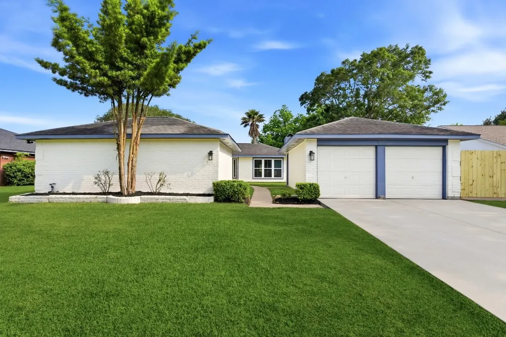 621 W Castle Harbour Drive Friendswood TX 77546