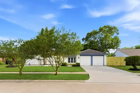 621 W Castle Harbour Drive Friendswood TX 77546
