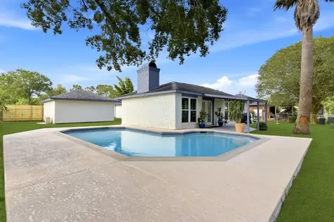621 W Castle Harbour Drive Friendswood TX 77546