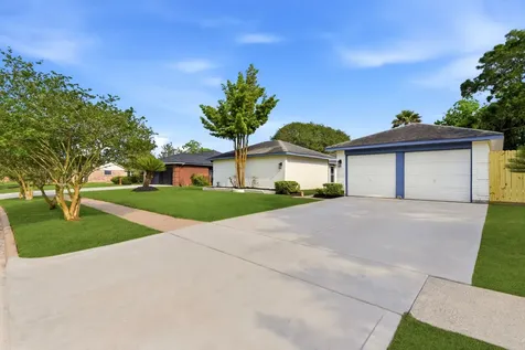 621 W Castle Harbour Drive Friendswood TX 77546