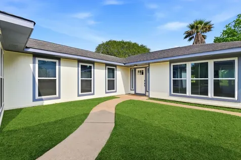 621 W Castle Harbour Drive Friendswood TX 77546