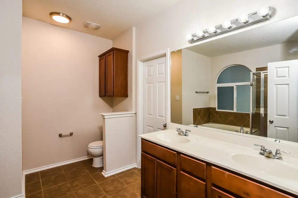 180 Reeves Garden San Antonio TX 78253