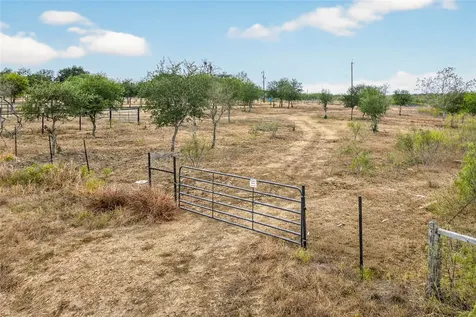 1152 County Road 447 Waelder TX 78959