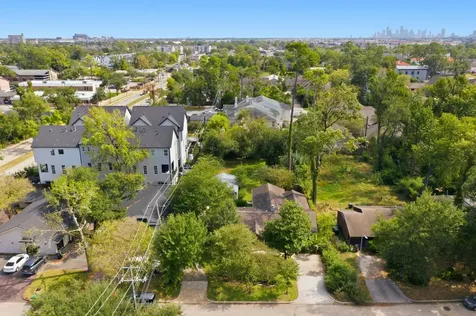 1320 Woodvine Drive Houston TX 77055
